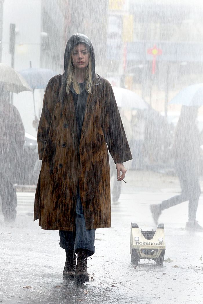 Emma-Stone-goes-blonde-for-the-new-Netflix-drama-Maniac-hits-the-set-in-New-York-6